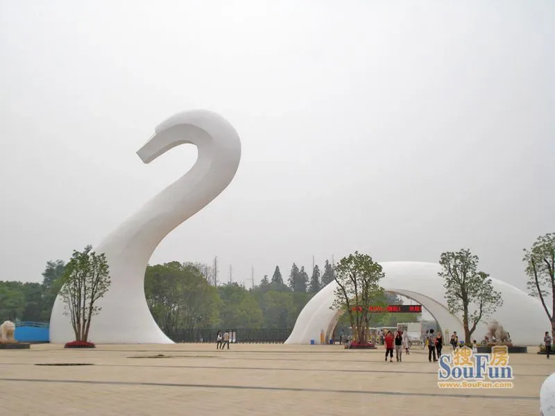 朝阳中心公园,新动物园;   医院:仁爱女子医院,曙光手足医院,南昌市第