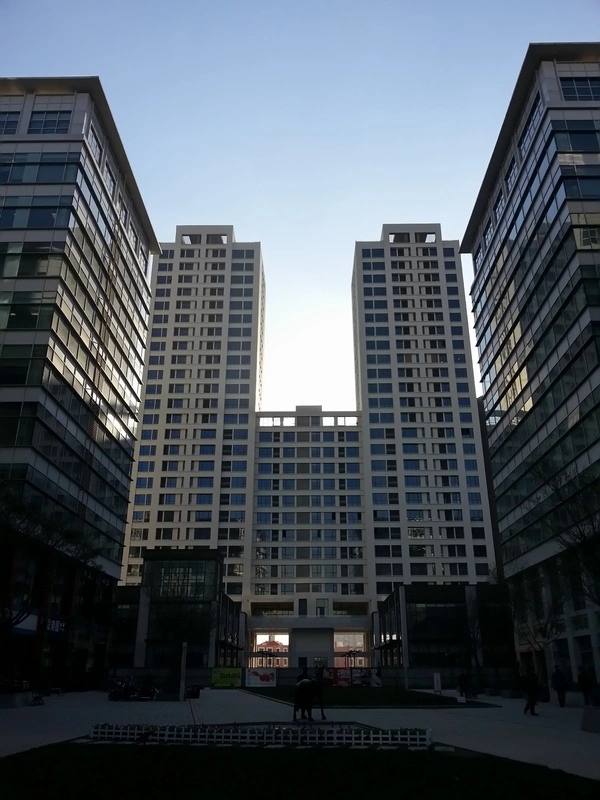 融创奥城天玺均价27000元/平,高层为247-306平米精装豪宅,4000元