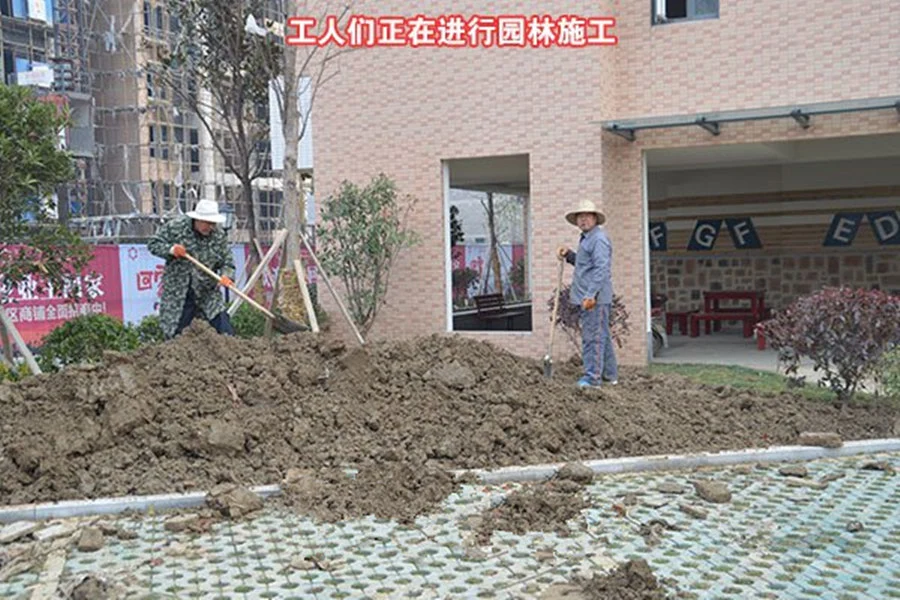 工人们正在对小区绿化进行施工