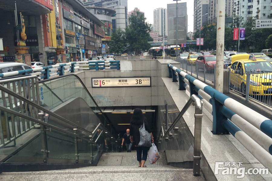 佳华北宸里交通状况轻轨6号线黄泥磅站,20余条公交线路(黄泥磅站)连接
