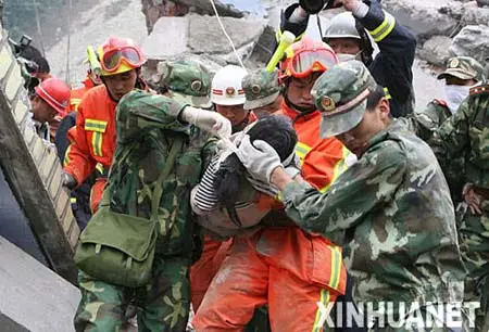 震撼:四川汶川大地震中最感人的25张图片(图)
