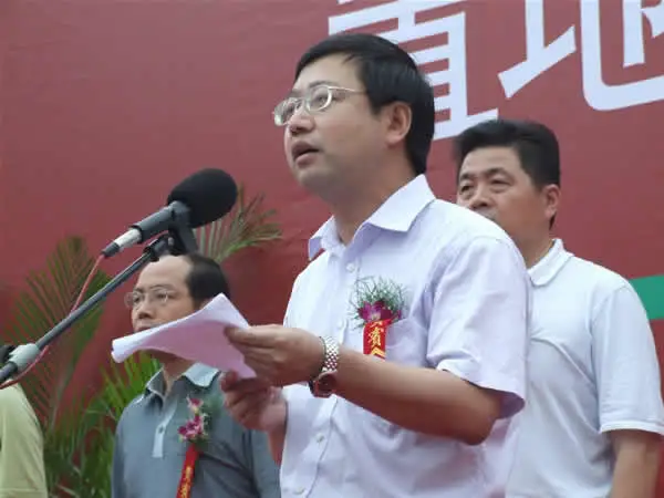 奠基典礼当天,安徽置地投资有限公司董事长严张应先生,庐阳区区委书记