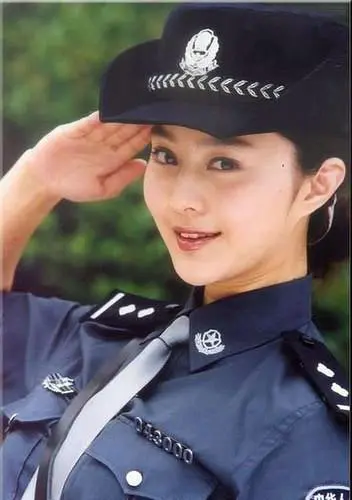 刘德华最帅赵薇靓丽 32位明星警服靓照pk(图)