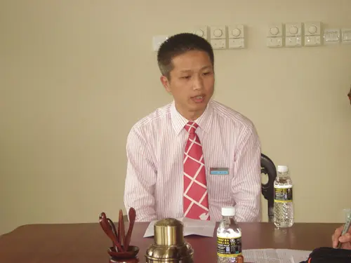 黄小斌正在接受搜房网记者采访
