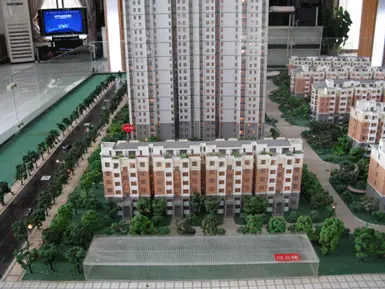 以大明宫中央居住区为卖点的,除了彩云郡,还有华远君城,但与华远君城