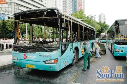 深圳一公交自燃 大巴车被烧成"骨架"(图)