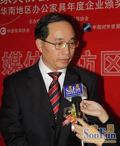 广州家具协会会长刘显明给广大房天下友拜年了!