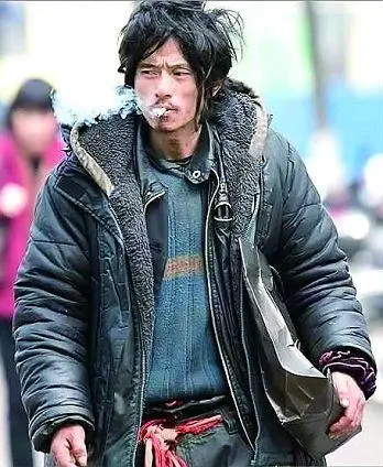 "乞丐王子"爆红网络 忧郁眼神"秒杀"网友