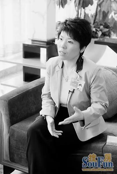 共青团北京市委副书记邓亚萍在接受采访