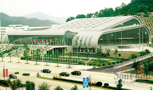 金山湖体育馆位于惠州学院校门北侧,占地面积约3.