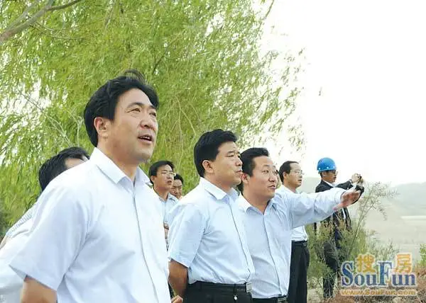 兰州市委常委,城关区委书记金祥明(左一),区长张国一(左二)调研全区