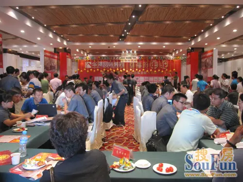 答谢会现场众多业主前来咨询