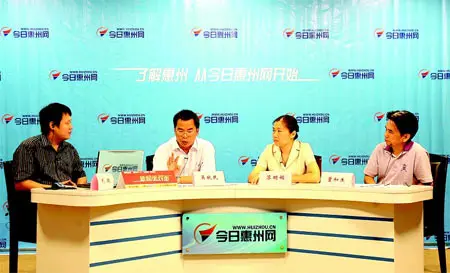 市人大代表董和生,苏明媚和市交通运输局局长吴献民做客"新闻面对面"