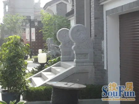 走进大门,首先引入眼帘的是前庭院,从前庭阶梯直接入户,室内宽敞明亮.