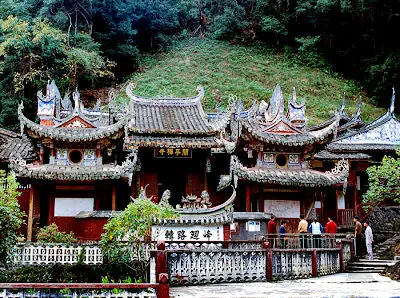 暗亭禅寺位于永泰盖洋乡赤岭与尤溪岐尾交界处,山深林茂,寺藏其中.