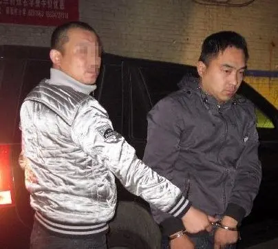 图为洪洞县公安局的干警准备提审一名抓获的犯罪嫌疑人