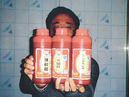 将食物添加剂摆在显眼方位引争议火锅店回应