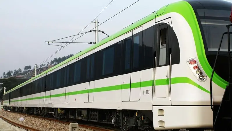 轻轨1号线第一辆列车,也吸引了多附近的村民前来观看,居民俞先生带着