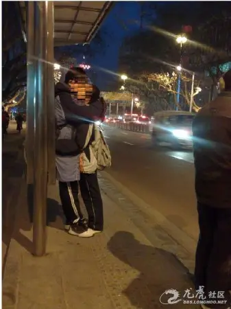 网友发学生激吻照,称接吻长达50分钟