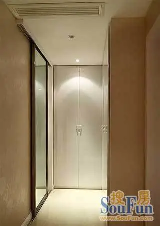 更衣室转角,此处没有放大镜子的地方,改用了主卫镜子移门.