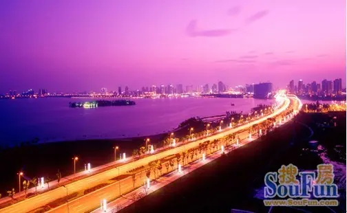 大型滨水空间的城市湖滨广场;公园与住宅精美构建的玲珑湾;富有生态
