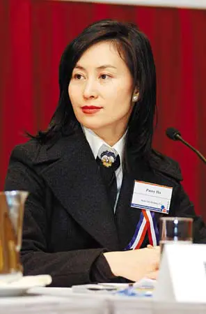 何超琼40 熟女代表,黑色蕾丝高腰线礼服长裙.