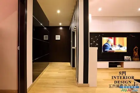 进门看走廊,大家看到走廊的尽头吗,那是一扇暗门哦