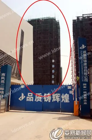 湖南娄底在建工地20多层塔吊突倒塌 死一人