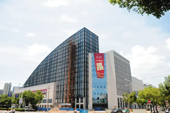(来源:金华日报) 规模空前浙中首屈一指 金华世贸中心自奠基起,就