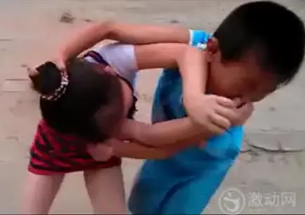 看史上最牛小孩打架 暴力女孩虐男孩(图)