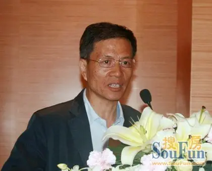 深圳市家具行业协会会长,香港兴利集团执行董事黄伟业致辞