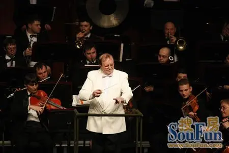 指挥德米特里·奥尔洛夫在加演曲目时指挥观众(图片来源:房天下
