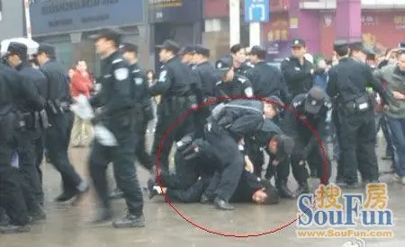意美家卫浴陶瓷世界发生商家示威活动,现场出现了防暴特警维持秩序