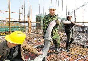 施工人员正在17层工地架设泵管,准备浇筑混凝土楼面.