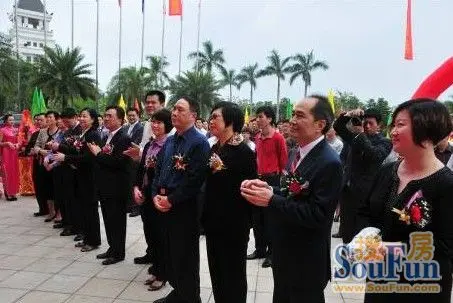 江门市旅游局副局长张华,携手碧桂园集团公司董事杨志成和碧桂园凤凰