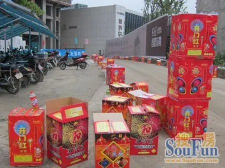 整个工地都被摆满了礼炮,声势浩大