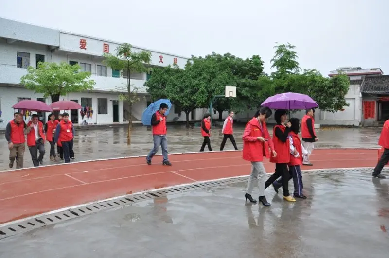 雅居乐白鹭湖走进仍图中心小学开展校园爱心捐赠活动