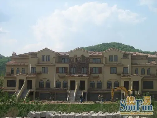 富虹太子城别墅区位于姚家,东南数座跨河大桥与本溪市区紧密相连.