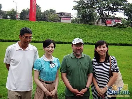 大连企业精英登山队队长"大刘"(左一),大连电视台美女主持王玉(左二)