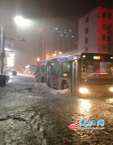 南昌洛阳路隧道在8月21日的这场暴雨中变成"蓄水池"当晚9时许,南昌市