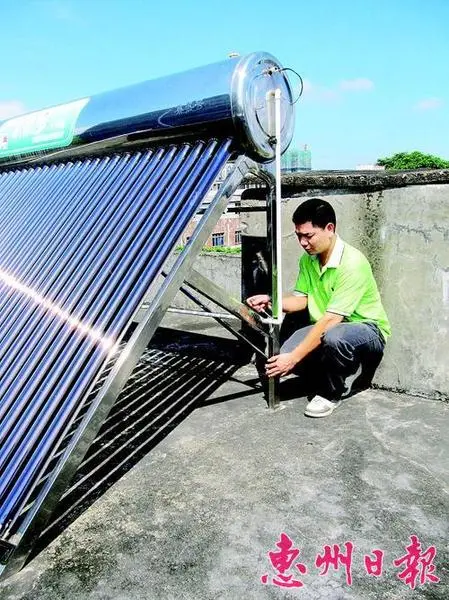 高剑峰在检查村民家太阳能热水器的安装情况