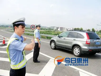 国庆假期车流高峰时,交警将取消休假,站岗执勤保畅通