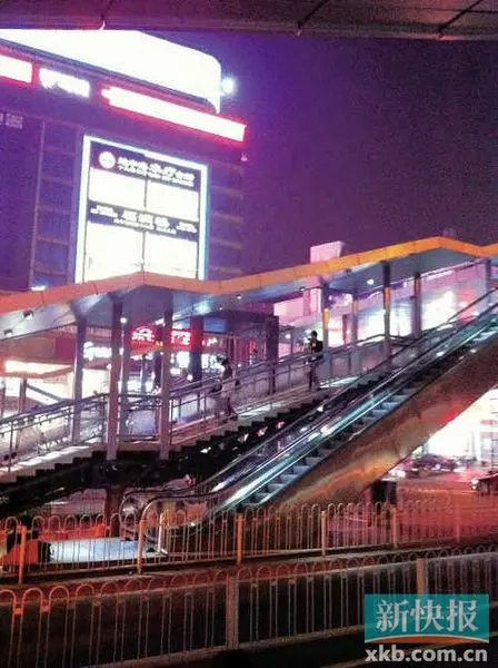 brt岗顶站天桥上的雨篷工程接近完工
