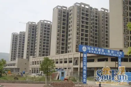 目前平沙镇形成规模的小区只有京华假日湾,该小区位于平沙镇升平大道