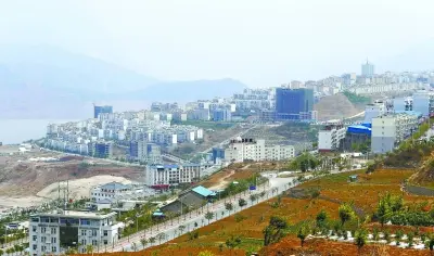 记者昨日赶赴汉源县城看到,人们生活如常,武汉援建的项目无恙.