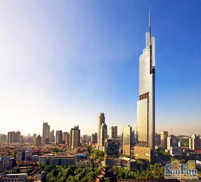 由绿地集团开发的南京紫峰大厦整体设计高度450米,是世界第七,中国