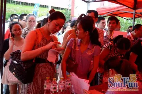 样板间开放98折;准时签约,盛夏购房季99折立即报名>9000元/平方米起