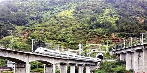 测试动车穿过华东第一长隧道—青云山隧道