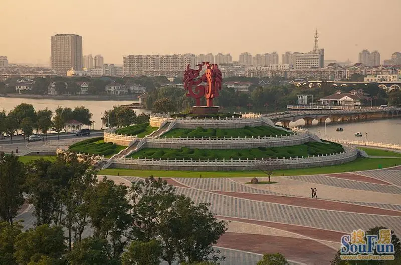 集纳城市稀缺资源,毗邻金鹰天地,60米到凤凰台广场,200米到百家湖1912