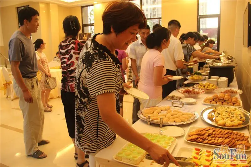 客户们自助取食